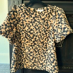 Puffy sleeved leopard top